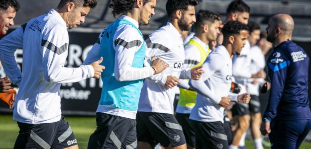 Pantalon entrenamiento valencia online cf