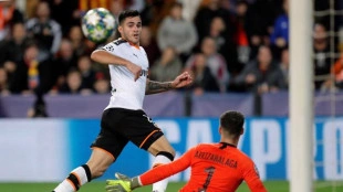 El Valencia necesita el primer gol de Maxi Gómez en Europa