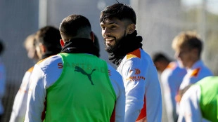 Una defensa del Valencia cogida con pinzas... para defender mejor