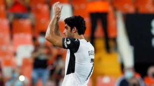 Gonçalo Guedes tira del carro del Valencia CF