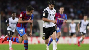 Valencia-Barça, centrados en La Liga para soñar con una plaza europea