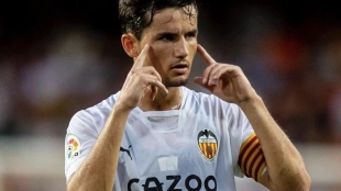 Un medio centro que puede ser central, y mundialista, y juega en el Valencia